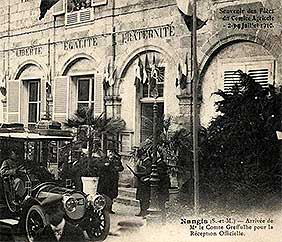 Comice agricole 1910, le comte Greffulhe descend de sa voiture à la mairie de Nangis.